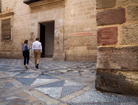 Cortile d'ingresso del Museo Picasso Málaga per i visitatori con biglietti museo Picasso Malaga