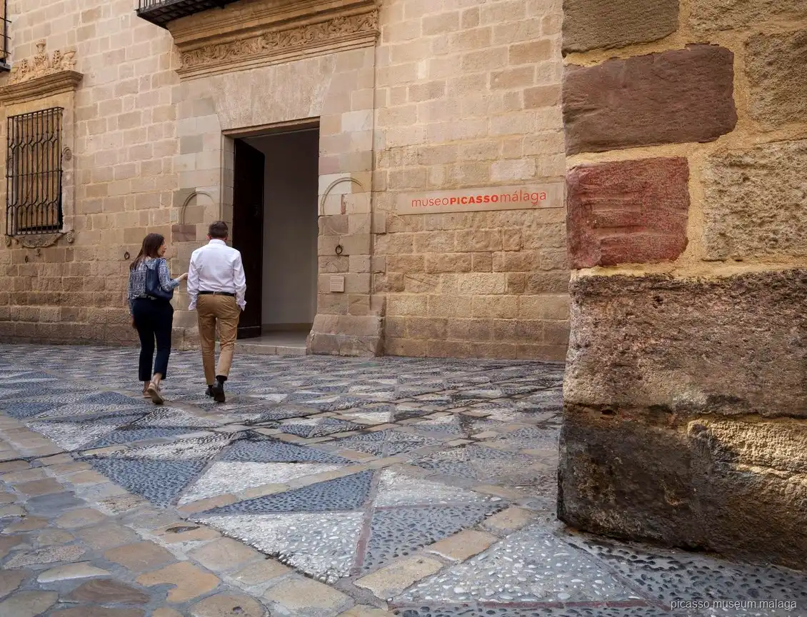 Cortile d'ingresso del Museo Picasso Málaga per i visitatori con biglietti museo Picasso Malaga