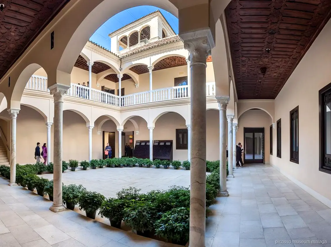 Dettaglio dell'architettura rinascimentale e mudéjar nel Palacio de Buenavista, sede del Museo Picasso Malaga