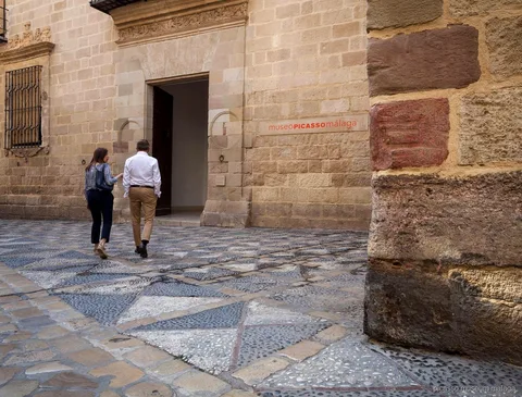 Cour d'entrée du Museo Picasso Málaga pour les visiteurs munis de billets pour le Musée Picasso Malaga