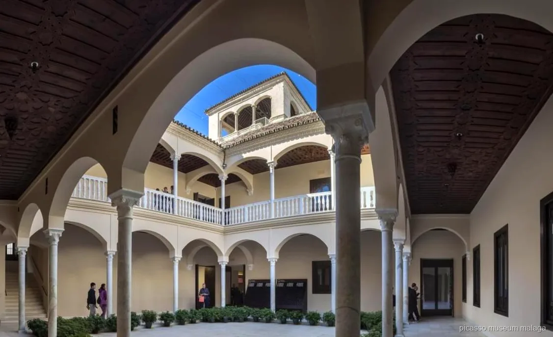 Binnen in het Museo Picasso Málaga tijdens de combitour museum en geboortehuis
