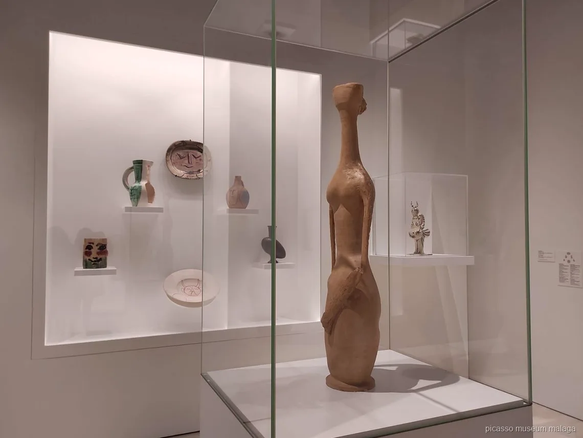 Gevel van Picasso's geboortehuis aan Plaza de la Merced bezocht tijdens de combitour