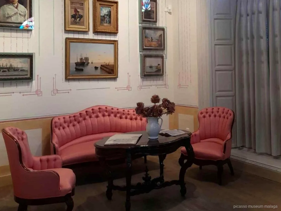 Visitante usando la audioguía móvil incluida con la entrada a la Casa Natal de Picasso