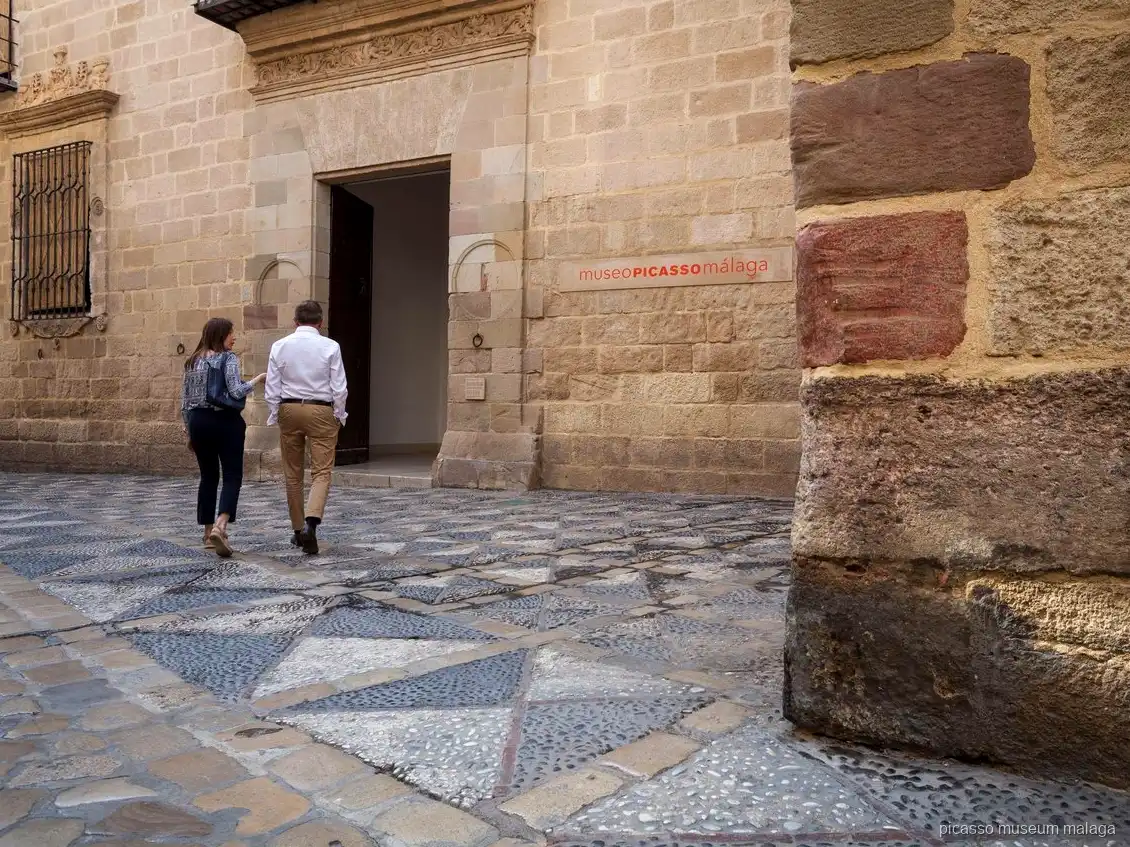 Patio de entrada del Museo Picasso Málaga para visitantes con entradas al museo