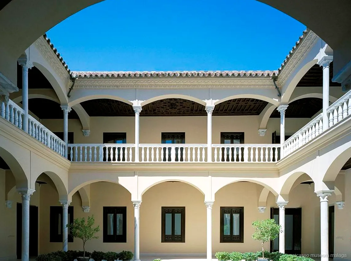 Vitrina de cerámica en la colección permanente del Museo Picasso Málaga