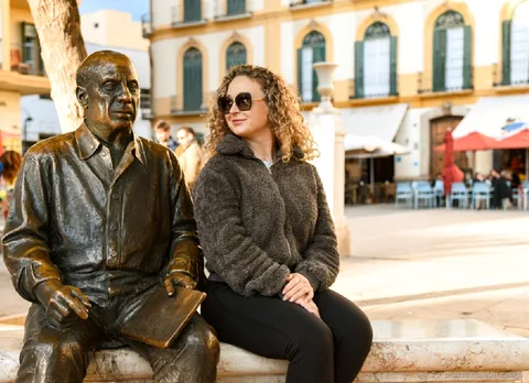 Gids leidt de Picasso geschiedenis wandeltour door de oude binnenstad van Malaga