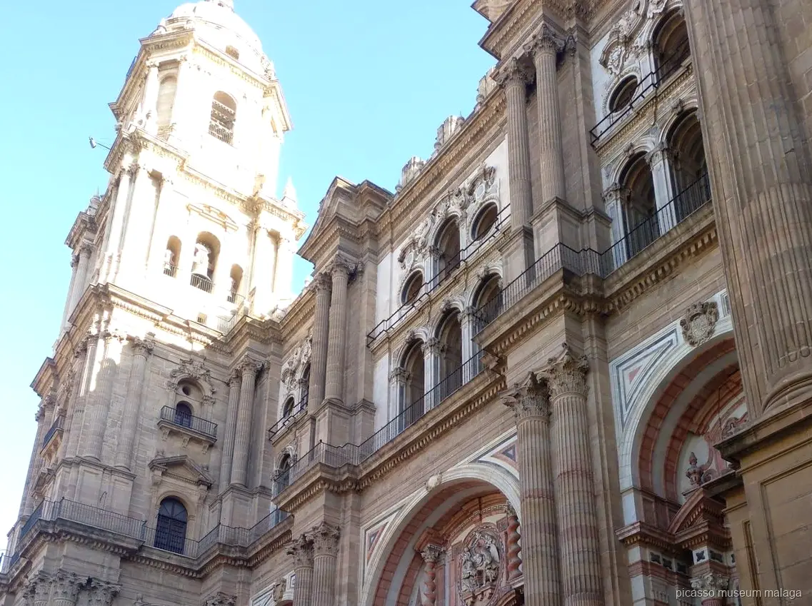 Gevel van de Kathedraal van Malaga bezocht tijdens de combitour met het Picasso Museum