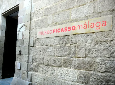 Privégids leidt een Picasso Museum Malaga privétour door de oude binnenstad