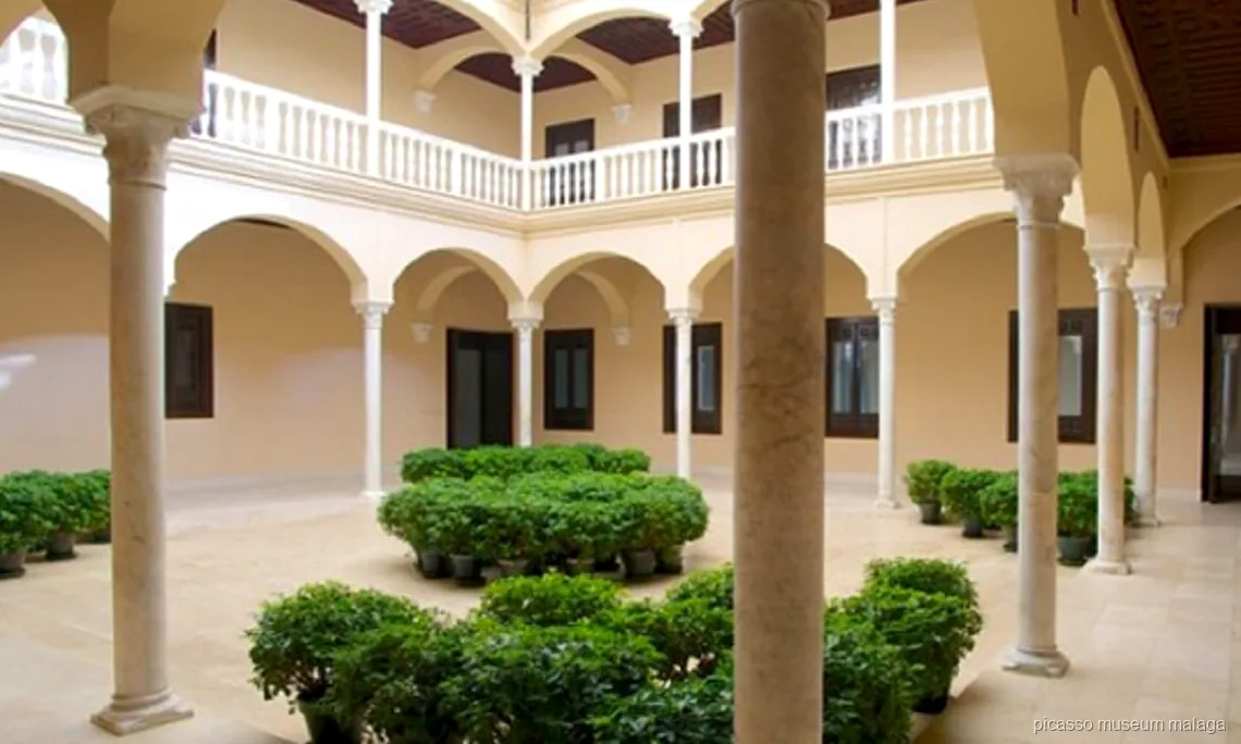 Kunsthistoricus legt een schilderij uit tijdens een Picasso Museum Malaga privétour