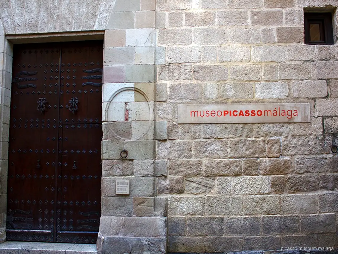 Gids leidt een kleine groep tijdens een Picasso Museum Malaga rondleiding buiten het Palacio de Buenavista