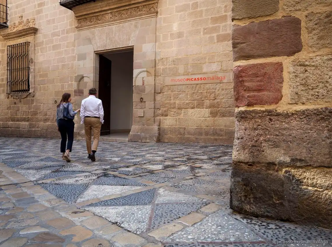 Ingangsplein van het Museo Picasso Málaga voor bezoekers met Picasso Museum Malaga tickets