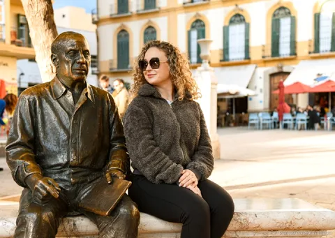 Guida che conduce il tour a piedi sulla storia di Picasso nel centro storico di Malaga