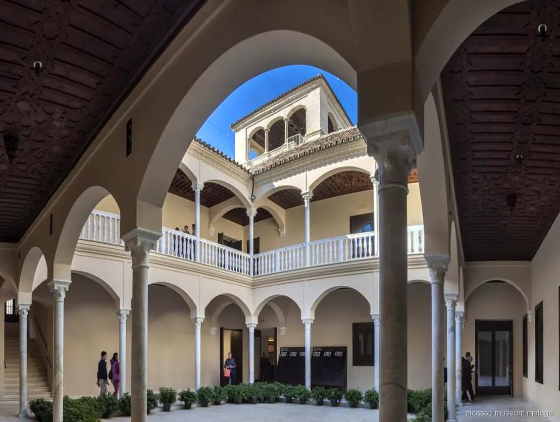 Visitatori che ascoltano una guida durante la visita guidata al Museo Picasso Malaga