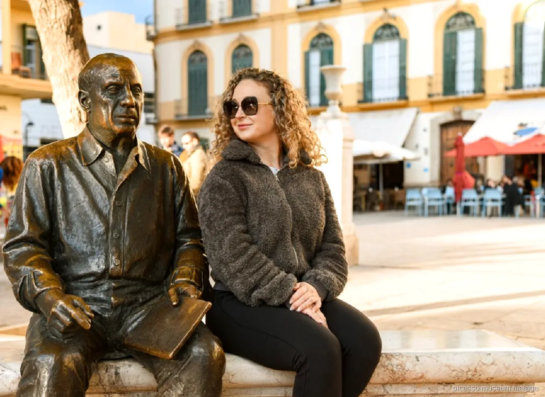 Guide menant la visite à pied sur l'histoire de Picasso dans la vieille ville de Malaga