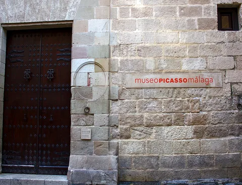 Guide menant un petit groupe lors d'une visite guidée du Musée Picasso Malaga devant le Palacio de Buenavista