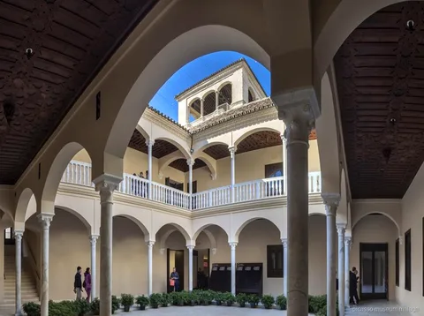 Visiteurs écoutant un guide pendant une visite guidée du Musée Picasso Malaga